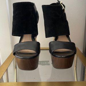 Size 7 women’s Gianni Bini